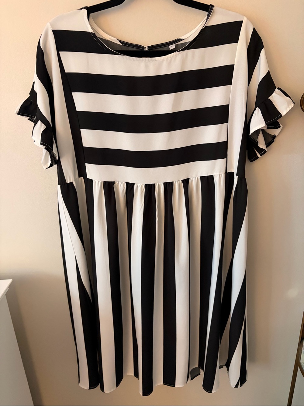 Black & White Striped Dress - Casual Ruffle Sleeve